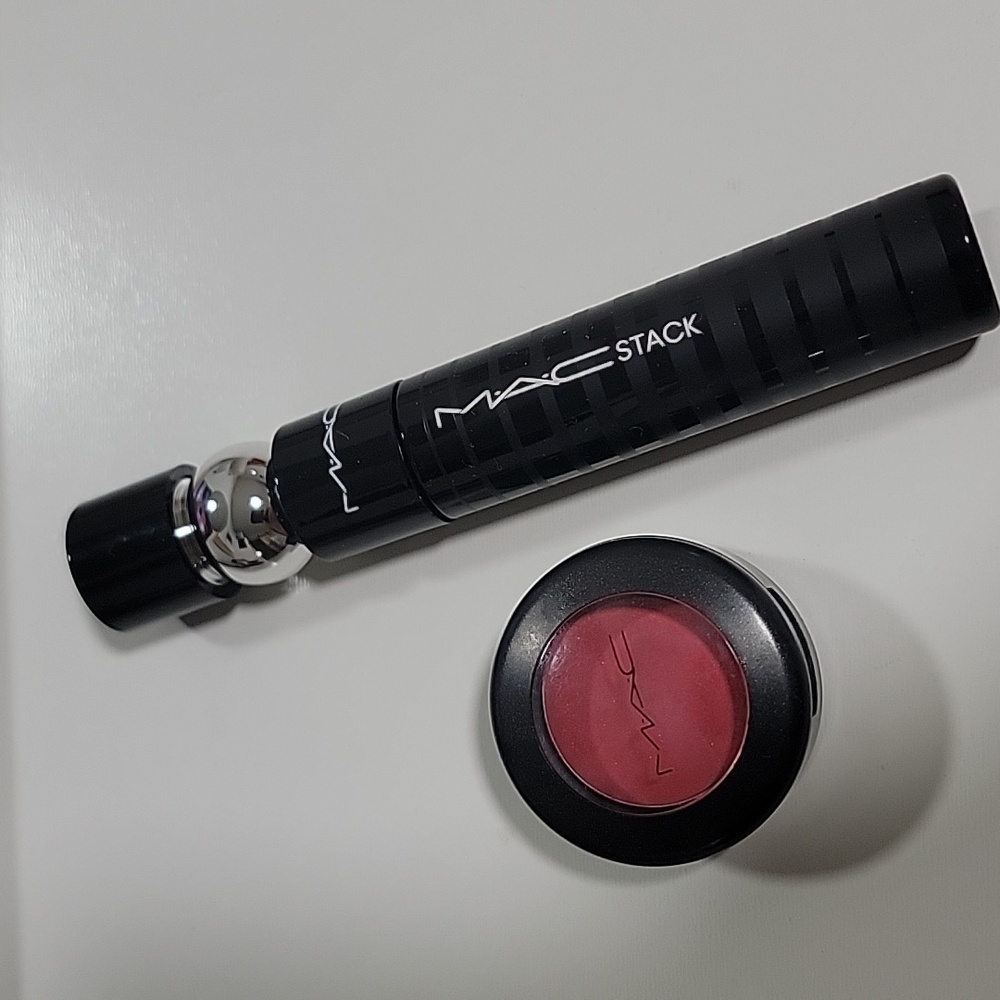 Set of 2 (1 Mascara MAC Stack Black Like New, 1 MAC Walking Heartbeats Eyeshadow